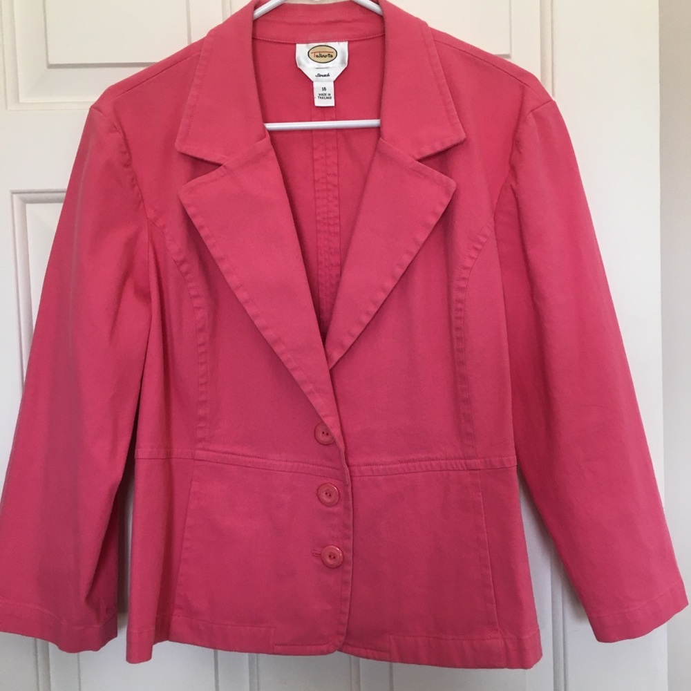 A wonderful cropped jacket for spring and summer